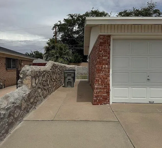 9309 W H Burges Dr — Photo 27