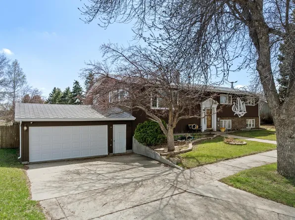 1209 Valley View Dr NW, Minot, ND 58703