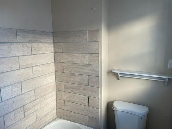 4th image of 908 Main St APT 204