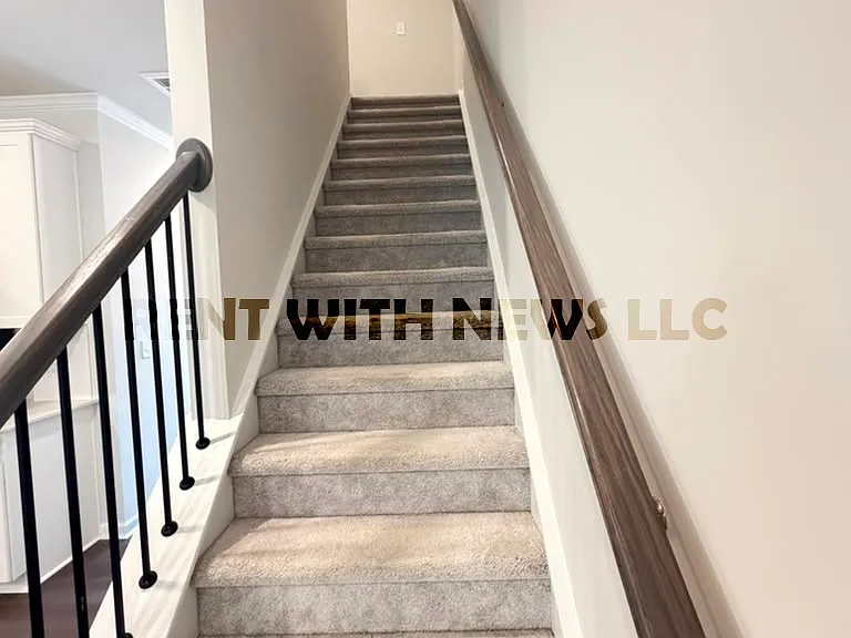 282 Paramount Dr — Photo 10