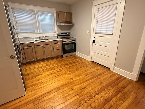 2nd image of 121 Allgood St #121