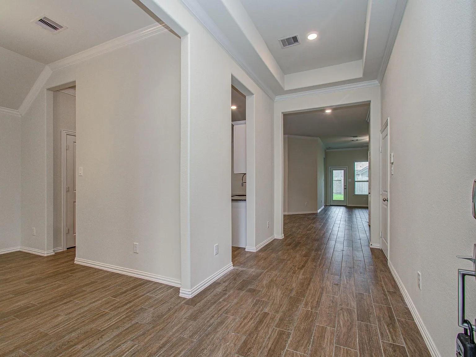 3 bed, 2.0 bath, 1844 sqft, $2,200 — Photo 2