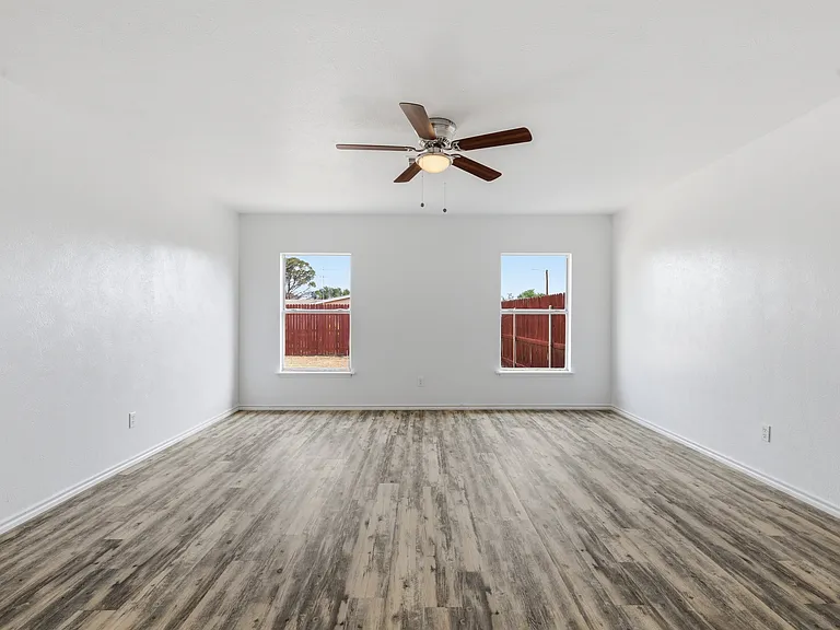 3811 Cedar Spring Dr — Photo 20