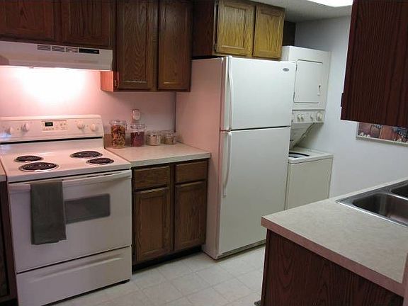 Kitchen w/ walk-in pantry