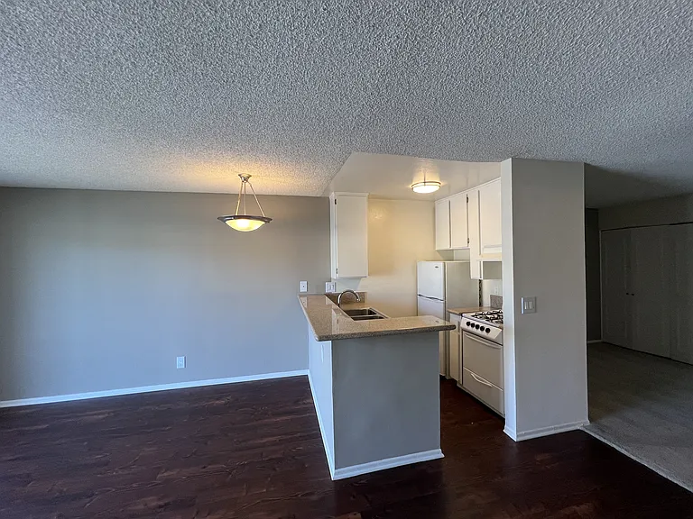 Versailles on the Lake Apartments — Photo 91