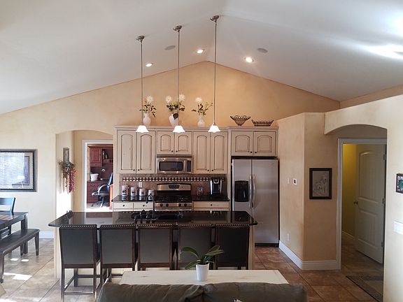 4th image of 712 N Badger Ln