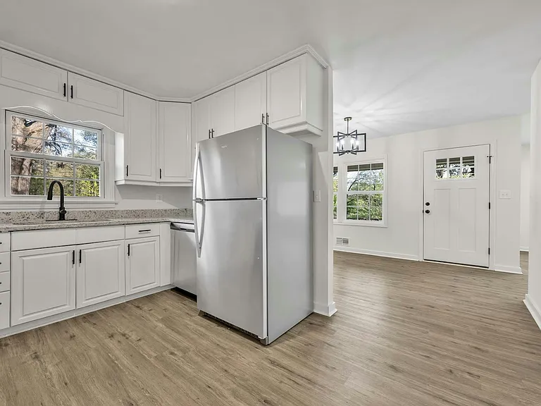 1112 Violet Dr — Photo 4