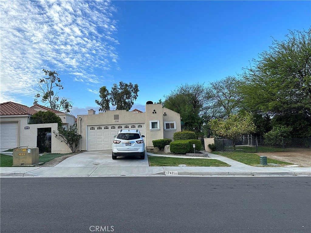 1742 Carrera Dr