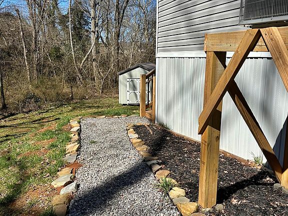 3rd image of 736 Mahoney Rd