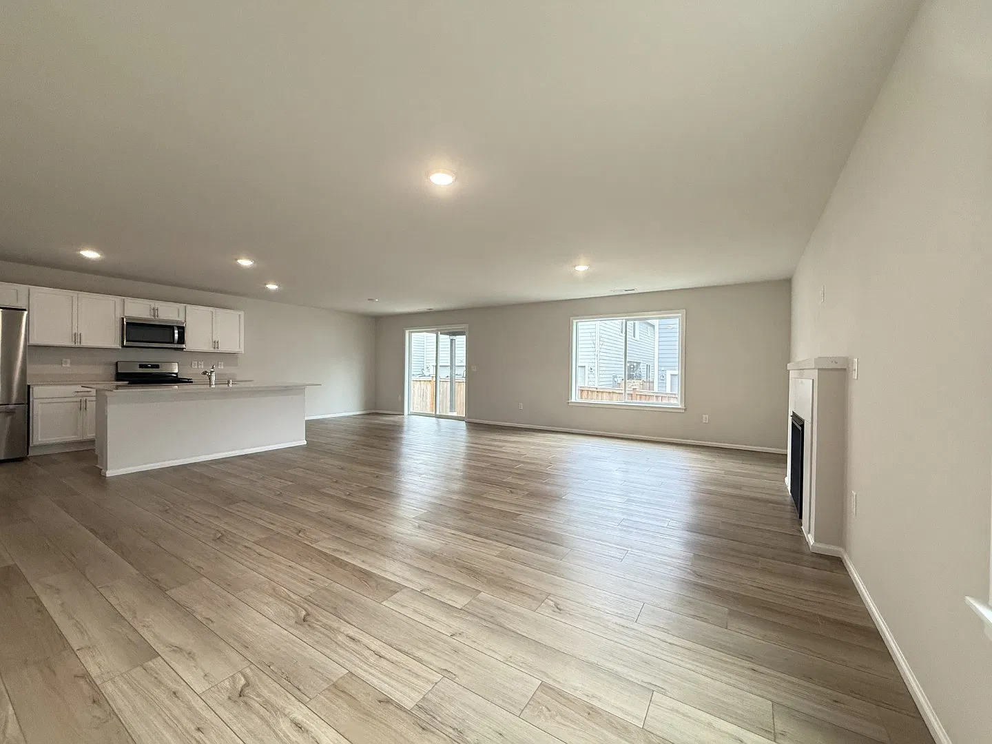 4 bed, 2.5 bath, 2402 sqft, $2,995 — Photo 4