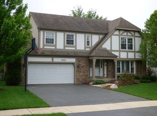 995 Holly Cir, Lake Zurich, IL 60047