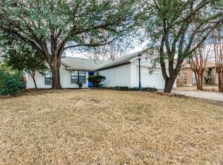 930 Robinwood Dr, Arlington, TX 76017