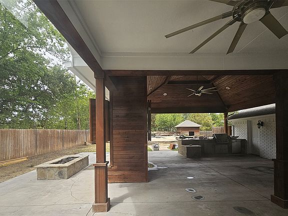 5th image of 1601 Village Trl