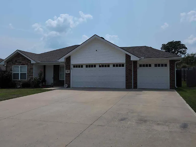 1214 Cypress Ct — Photo 2