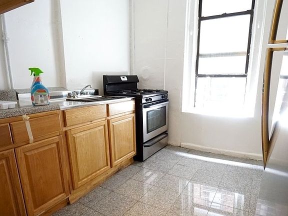 4th image of 216 Bradhurst Ave APT 16