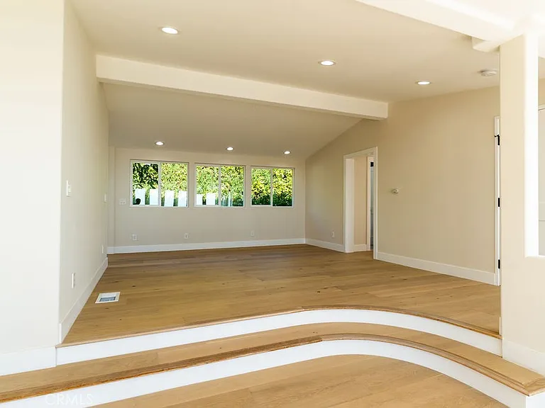 2850 Zell Dr — Photo 22