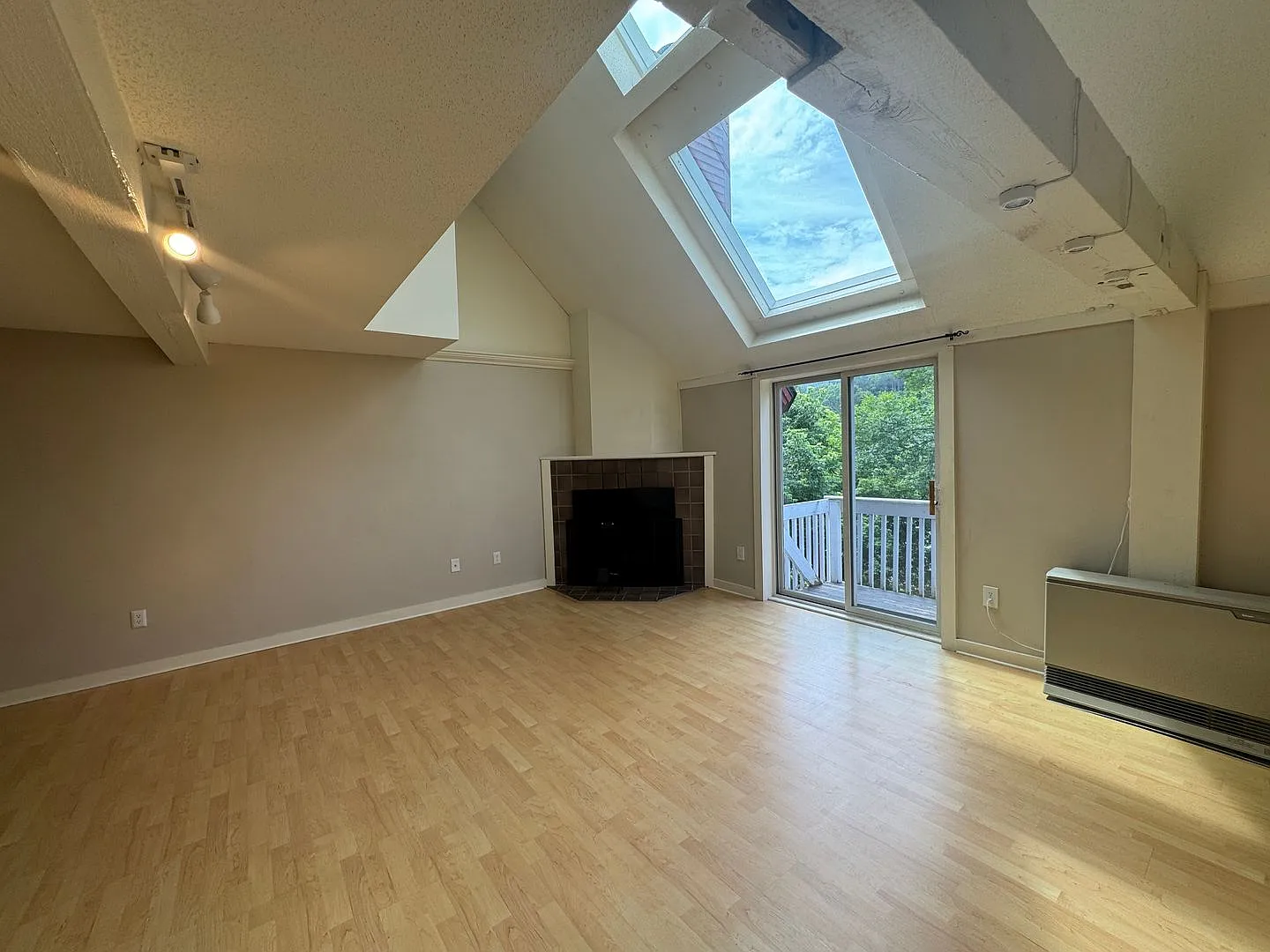 2 bedroom with loft in downtown Quechee — Photo 3