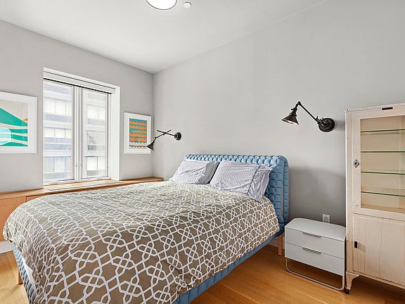 5th image of 159 W 24th St APT 6D