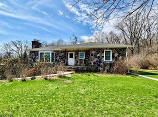 17 Hilltop Rd, Newfoundland, NJ 07435