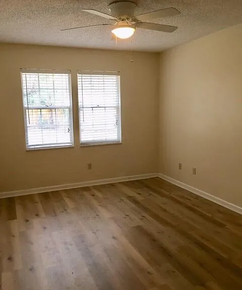 1097 Lovers Ln — Photo 10