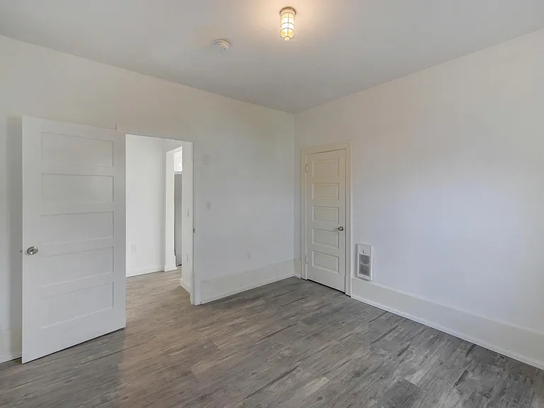 528 11th Ave E — Photo 13