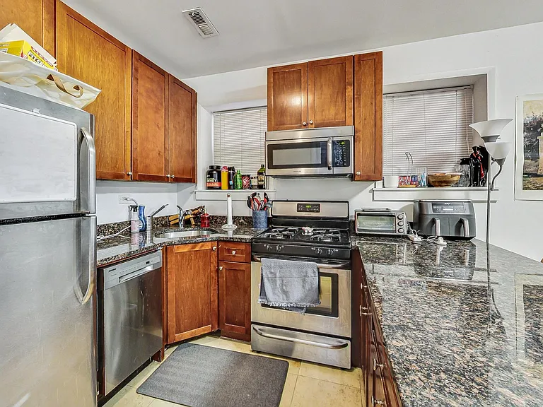 1332 W Nelson St #GDN — Photo 9