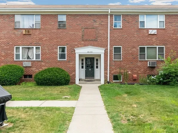 288 Regency Park Dr, Agawam, MA 01001