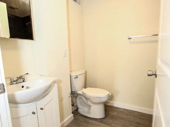 1540-42 N Willington St