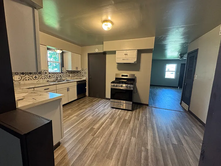 908 NE 31st St — Photo 5