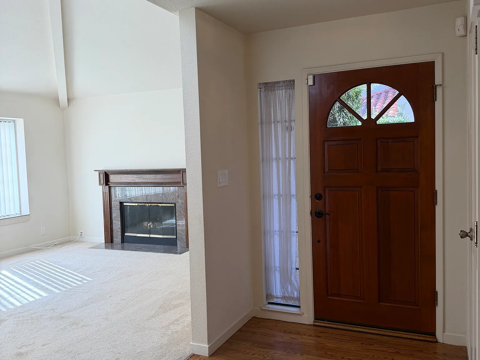 2 bed, 2.5 bath, 1600 sqft, $7,100 — Photo 2