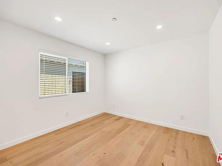 7933 Zelzah Ave — Photo 20