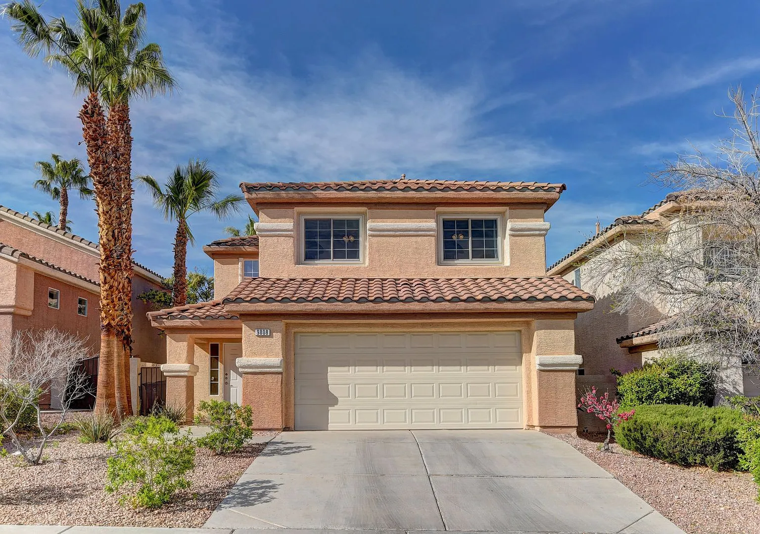 Beautiful remodeled home with pool! — Photo 1