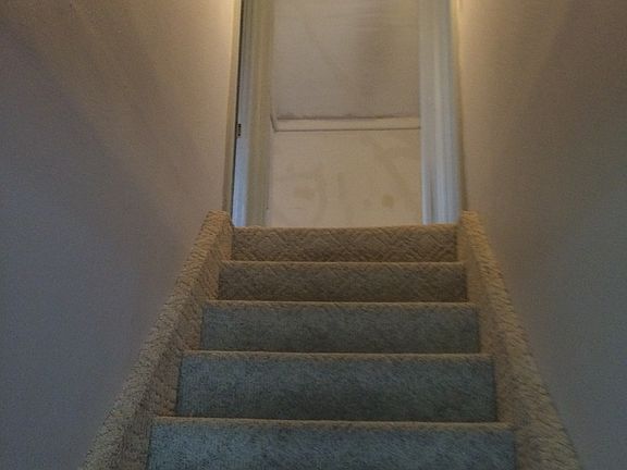 stairwell to upstairs bedrms