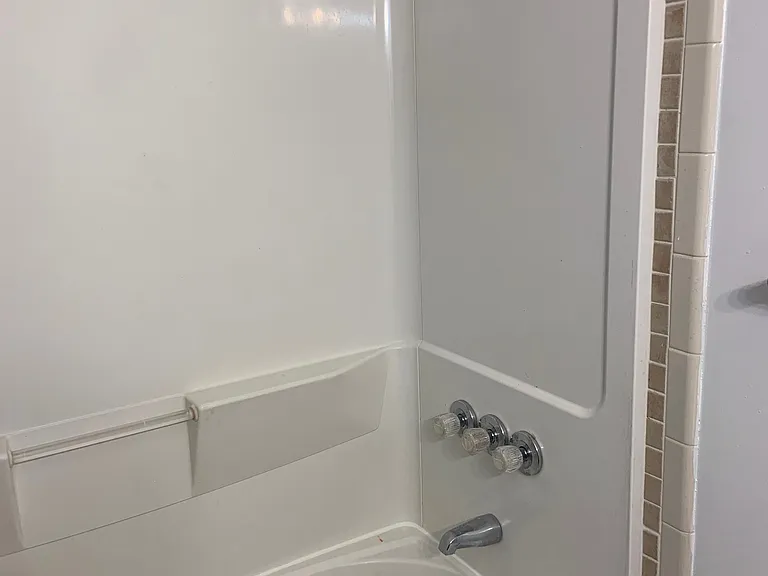 Shower/bathtub