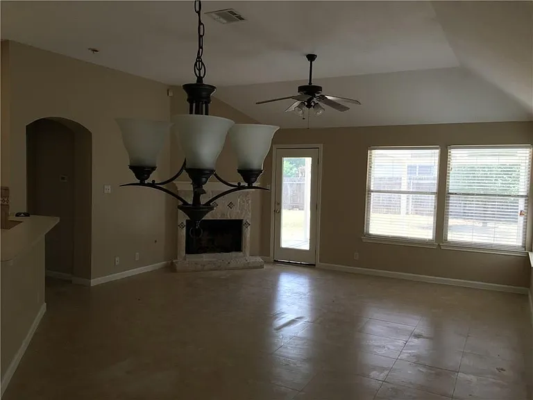 1105 Glendalough Dr — Photo 5