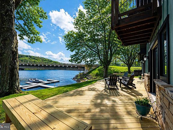 2nd image of 48 Stone Tavern Ln #2