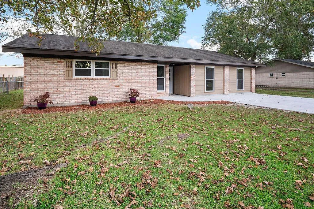 3 bed, 2.0 bath, 1776 sqft, $2,200 — Photo 2