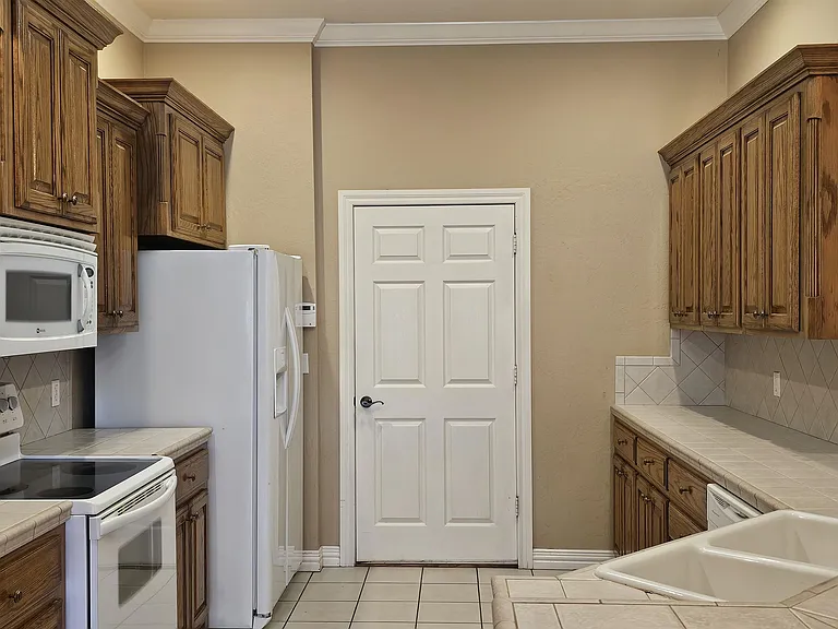 3208 Paloma Dr — Photo 3