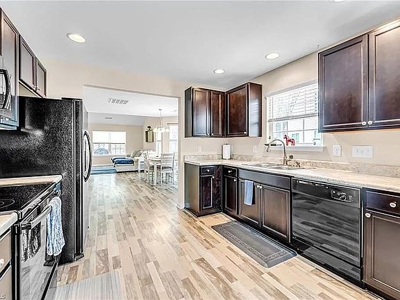3rd image of 531 Song Sparrow Ln