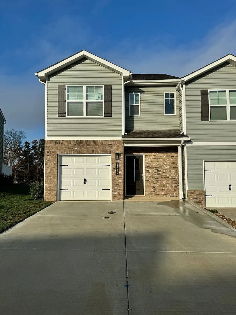 3 Bedroom 2.5 Bath Townhome in Kodak Exit 407 — Photo 1