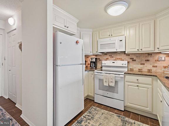 4th image of 8203 Atlantic Ave Unit 105
