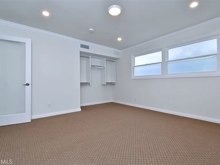 15344 Greenleaf St — Photo 29