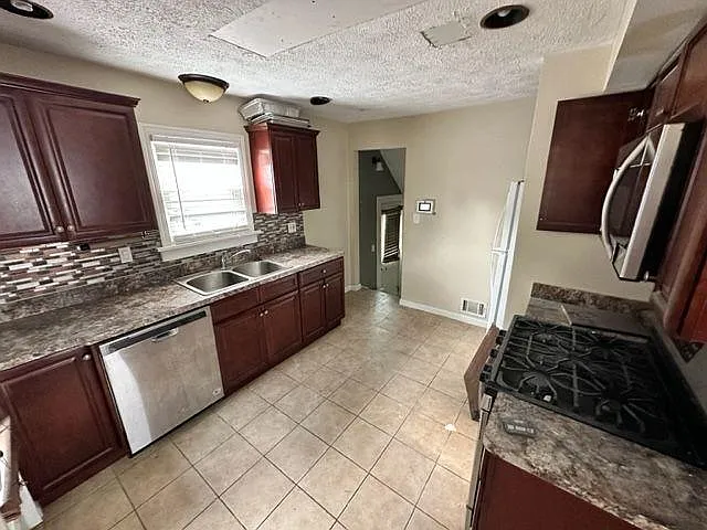 3 bed, 1.5 bath, 1426 sqft, $1,595 — Photo 3