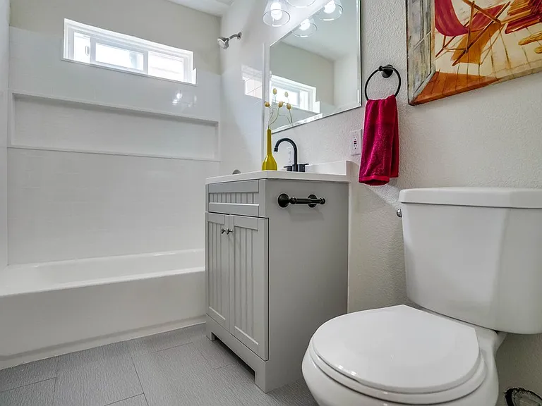 2466 Cedar Ave — Photo 10