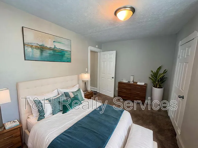 2116 Woodlawn Ave — Photo 21