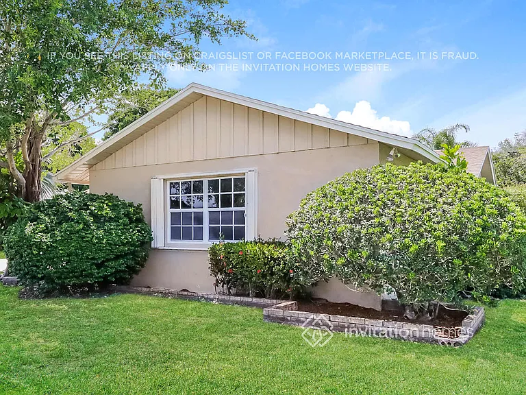 1132 Essex Dr — Photo 3