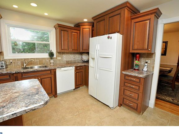 4th image of 221 Garfield Ave