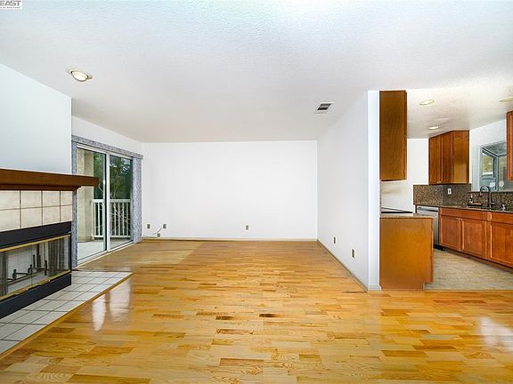 5th image of 298 Estabrook St