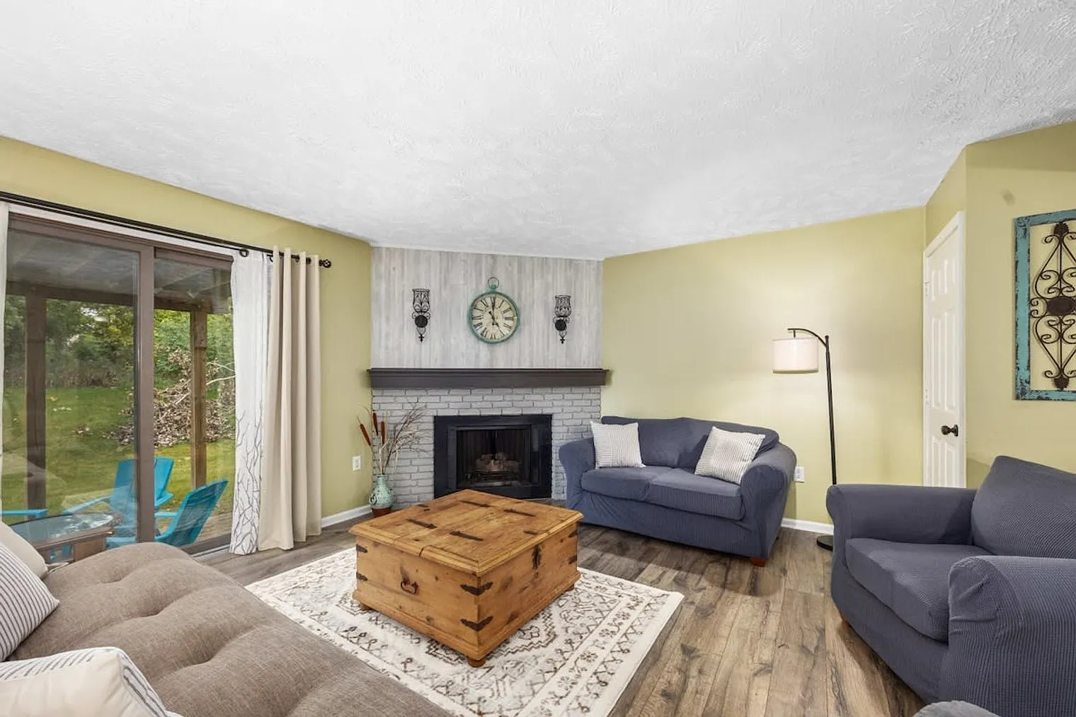 3 bed, 1.0 bath, 893 sqft, $1,218 — Photo 1