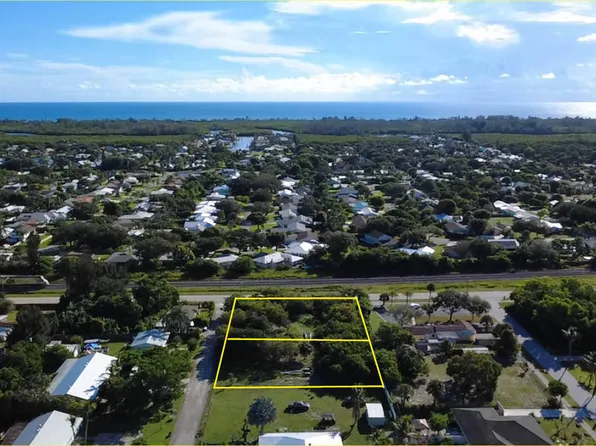 8686 SE Lyons Street, Hobe Sound, FL 33455